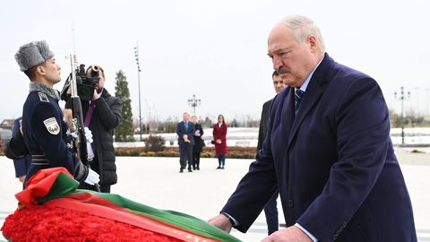 Александр Лукашенко &ldquo;Янги Ўзбекистон&rdquo; боғидаги Мустақиллик монументи пойига гул қўйди