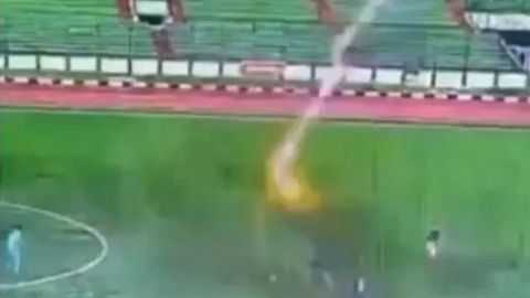 Индонезияда футболчини ўйин пайти чақмоқ урди (видео) 