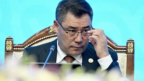 Қирғизистон президенти АҚШдан республика ички ишларига аралашмасликни сўради
