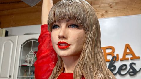 Тейлор Свифтнинг мухлисаси тортдан унинг ҳайкалини ясади&nbsp;