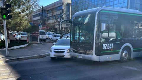 Toshkentda elektrobus va Cobalt ishtirokida avtohalokat sodir bo&lsquo;ldi&nbsp;