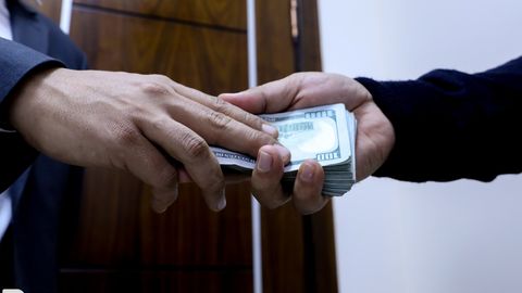 Kogon tumani prokurori 90 ming dollar pora bilan qo&lsquo;lga tushdi