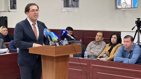 &ldquo;Bolalar o&lsquo;limiga siropning aloqasi yo&lsquo;q, tergov ham buni isbotlay olmadi&rdquo;. &ldquo;Dok-1 Maks&rdquo; sudida advokatlarning muzokara so&lsquo;zi tinglanmoqda