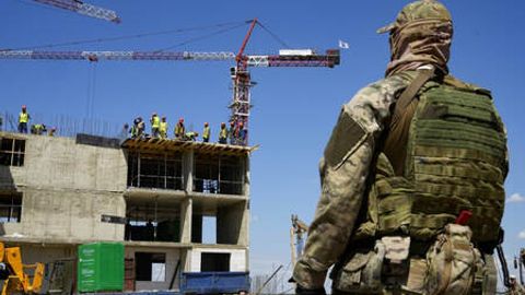 Rossiya frontga migrantlarni yuborish uchun ularni Ukrainadagi qurilishga jalb qilmoqda &mdash; Bloomberg