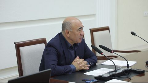 Зоир Мирзаев туман ва шаҳар ҳокимлари давлат дастурлари ҳамда қарорларини ўқимаслигини айтиб, уларнинг режасиз ишлашини танқид қилди