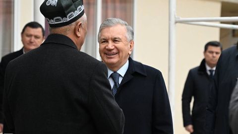 Шавкат Мирзиёев Хонободда қўзиқорин етиштириш билан шуғулланувчи оила хонадонида меҳмон бўлди