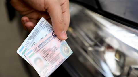 Тошкент вилоятида &ldquo;права&rdquo; тайёрлаб беришини айтиб, фуқароларни чув тушириб келган шахс ушланди