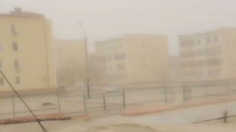 Навоийда кучли шамол сабаб чанг бўрони кузатилди (видео)