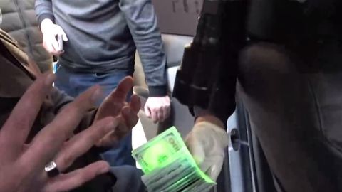 Farg&lsquo;onada elektr tarmoqlari korxonasi bo&lsquo;lim boshlig&lsquo;i 6,6 ming dollar pora bilan qo&lsquo;lga tushdi (video)