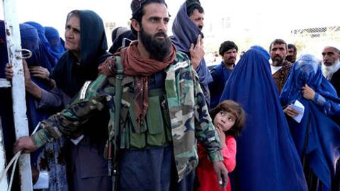 &ldquo;Толибон&rdquo; йигит ва қизни омма олдида қамчилади