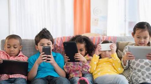 &ldquo;Hammasiga telefon aybdor!&rdquo; Smartfonlar aslida nimasi bilan zararli?