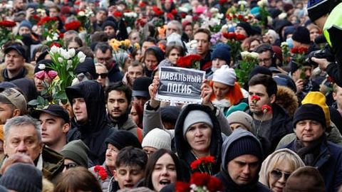 “Россия озод бўлади”. Навальнийни дафн этиш маросимида йиғилганлар янги шиорлар билан чиқди