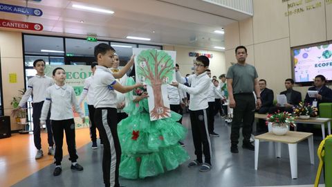 Andijonda o&lsquo;quvchilar chiqindilardan qilingan kreativ obrazlarda moda namoyishi o&lsquo;tkazdi (foto)