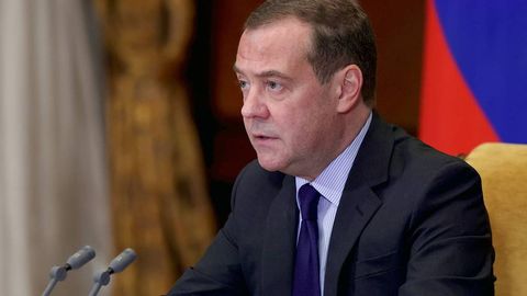 “АҚШ пул ишлаш учун ҳамма ерда уруш келтириб чиқаради” — Дмитрий Медведев 