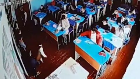Jizzaxdagi maktabda tanbeh berish uchun doskaga chiqarilgan 1-sinf o&lsquo;quvchisi hushidan ketdi