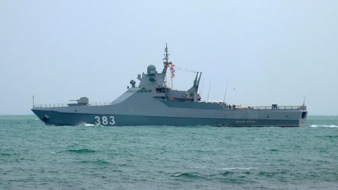 Ukraina dronlari Rossiyaning &ldquo;Sergey Kotov&rdquo; patrul kemasiga zarba berdi (video)