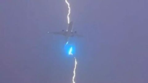 Kanadada bortida 550 kishi bo&lsquo;lgan samolyotni chaqmoq urdi (video)