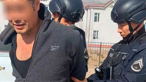 Қорақалпоғистонда маст эркак мактабга болта кўтариб келди