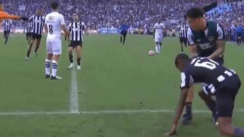 &ldquo;Talato&lsquo;p&rdquo; bo&lsquo;lgan futbolchi. Jarohatlangan o&lsquo;yinchi uch marta uloqtirildi (video)