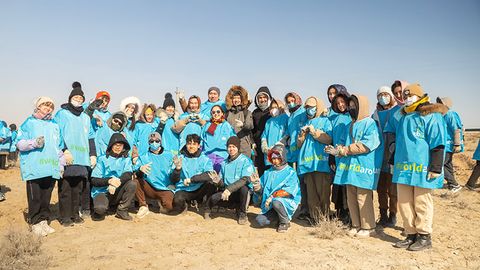 Siberian Wellness Орол бўйига 5 000 туп саксовул кўчатини экмоқда