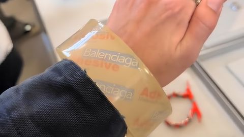 Balenciaga brendi skotch ko‘rinishidagi bilaguzukni taqdim etdi 