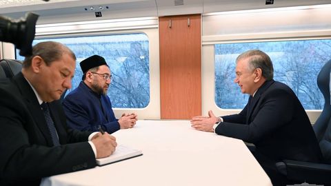 Шавкат Мирзиёев поездда Сирдарё вилоятига йўл олди