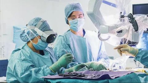 Британияда шифокорлар Apple Vision Pro ёрдамида операция қилишди