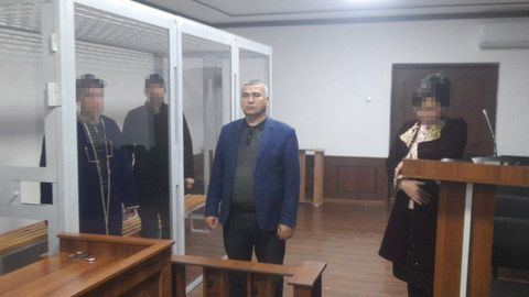 Qashqadaryoda MIB xodimi qidiruvdagi qarzdor erkakni berkinayotgan joyida topib oldi (video)&nbsp;