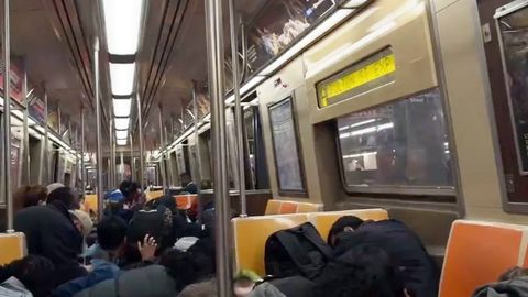 Нью-Йоркдаги метрода жанжал отишмага айланиб кетди (видео) 