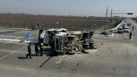 Бухорода йўловчилари бўлган автобус ва юк машинаси тўқнашди. Қурбон бор