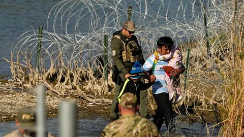 Texas shtatiga migrantlarni hibsga olish va qamashga ruxsat berildi