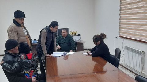 Жиззахда отаси онасидан 6 йилдан бери яшириб келган бола топилди 