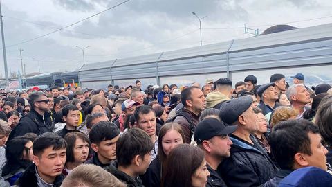 Qozog&lsquo;iston&mdash;O&lsquo;zbekiston chegarasida transport vositalari va odamlar to&lsquo;planib qolganiga izoh berildi