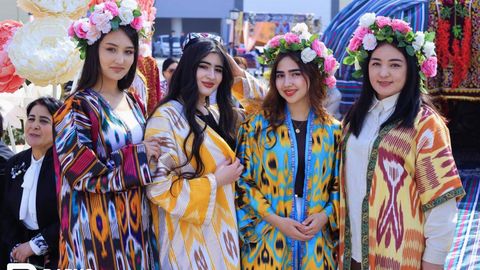 Меҳмонлар билан гавжум боғлар, гуллар билан безанган қизлар ва саф тортган тўйболалар — Наманганда Наврўз