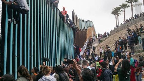 AQSH&mdash;Meksika chegarasida yarim yilda qariyb 1 million migrant hibsga olindi