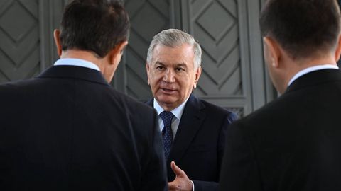 “Уйчи тумани ҳам иқтисодиёти оғир ҳудуд” — Шавкат Мирзиёев