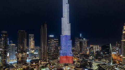 Дунёдаги энг баланд бино теракт қурбонлари хотираси учун Россия байроғи рангларида ёритилди