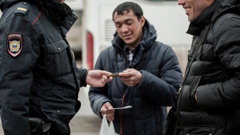 Rossiyada migrantlar bilan shartnoma tuzish muddati 2 yil bilan cheklanishi mumkin