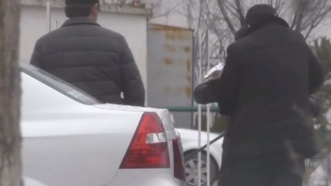 Сирдарёда эгизакларини бир хонали уйга алмаштираётган ота-она қўлга тушди 