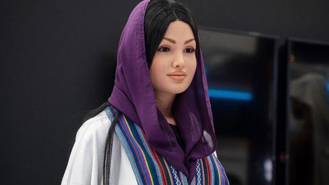 Saudiya Arabistonida ayol ko&lsquo;rinishida robot-gumanoid taqdim etildi