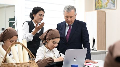 Shavkat Mirziyoyev Toshkentdagi maktabda&nbsp;direktorlar kengashi a&rsquo;zolari bilan suhbatlashdi (foto)