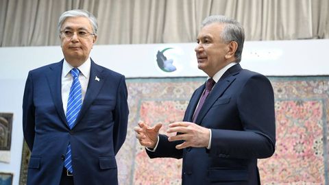 Shavkat Mirziyoyev va Qosim-Jo&lsquo;mart To&lsquo;qayev Xorazmdagi gilam kombinatiga tashrif buyurdi (foto)