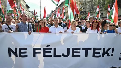 Vengriyada minglab fuqarolar mamlakat yetakchisi Viktor Orbanga qarshi namoyishlar uyushtirdi