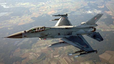 Gretsiya Ukrainaga 32 ta F-16 qiruvchi samolyotlarini topshiradi &mdash; Newsbreak