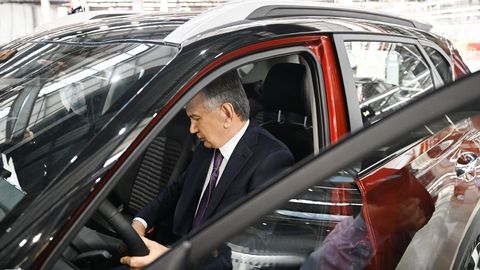Shavkat Mirziyoyev Jizzaxdagi avtomobil zavodi faoliyati bilan tanishdi (foto)