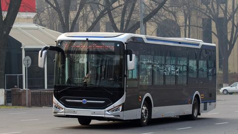 Toshkentda avtobus haydovchisi eshikka qisilib qolgan yo&lsquo;lovchini bir necha metrga sudrab ketdi (video)&nbsp;