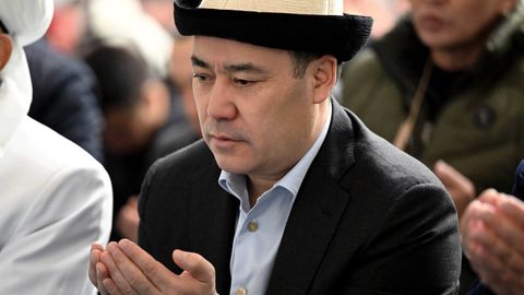 Қирғизистон президенти ҳайит намозида иштирок этди (фото, видео) 