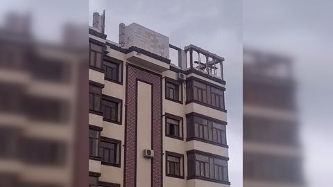Jizzaxda ko&lsquo;p qavatli bino tomiga yana bir qavat qurilayotgani bo&lsquo;yicha ma&rsquo;lumot berildi
