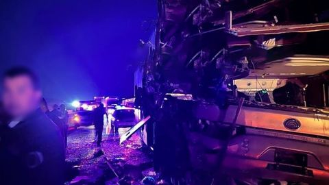Jizzaxda ichida yo&lsquo;lovchilar bo&lsquo;lgan avtobus yuk mashinasiga urildi. Qurbonlar bor
