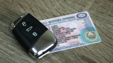 Қашқадарёда “права” тайёрлаб беришини айтиб, ўзганинг пулини ўзлаштирган шахс ушланди